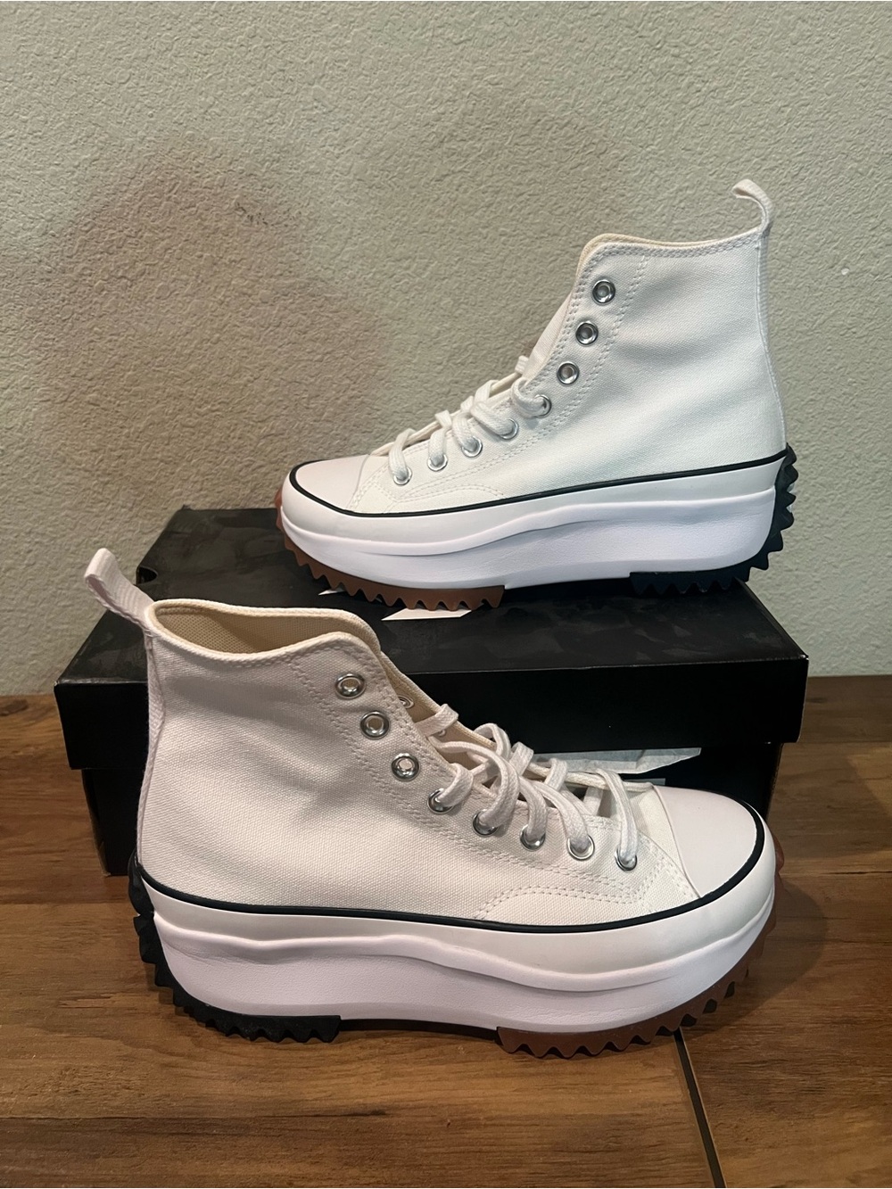 RUN STAR HIKE HI - Platform High-Top Converse Canvas Sneakers in White